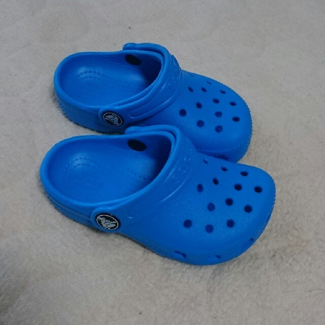 crocs(クロックス)のクロックスキッズサンダル★15cm★クラシック★ケイマン★オーシャン★C7 キッズ/ベビー/マタニティのキッズ靴/シューズ(15cm~)(サンダル)の商品写真