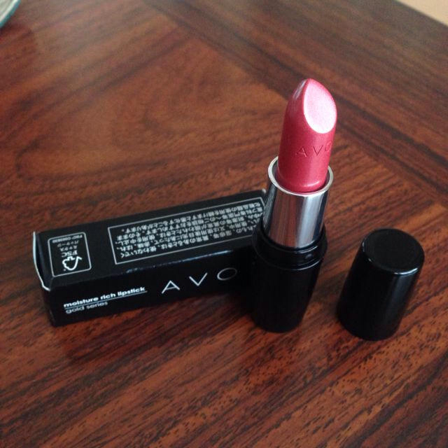 AVON(エイボン)のAVON 唇潤うリップスティック/新品 コスメ/美容のベースメイク/化粧品(その他)の商品写真