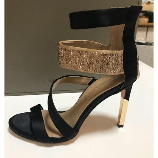 ビーシービージーマックスアズリア(BCBGMAXAZRIA)の美品★BCBG MAXAZRIA 23.5cm サテンビジューサンダル(サンダル)