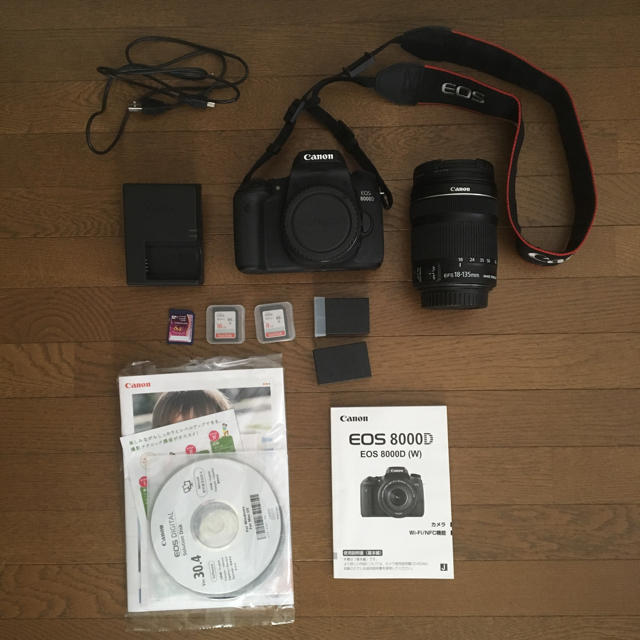 Canon(キヤノン)のEOS 8000DEF-S18-135 IS STM レンズキット カメラバッグ スマホ/家電/カメラのカメラ(デジタル一眼)の商品写真