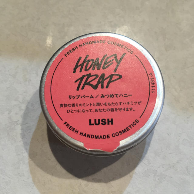 LUSH(ラッシュ)のLUSH リップバーム/みつめてハニー コスメ/美容のスキンケア/基礎化粧品(リップケア/リップクリーム)の商品写真