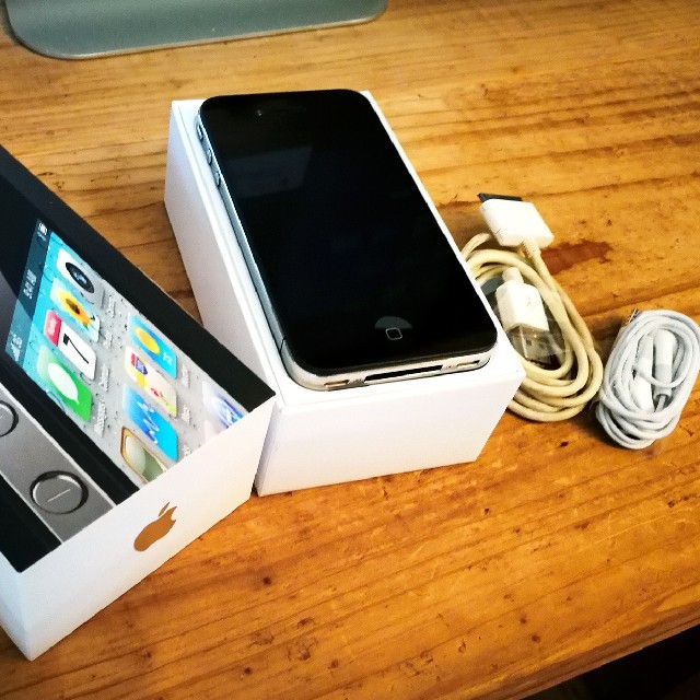 Apple(アップル)のiPhone4 (softbank) 元箱、イヤホン、充電器付き スマホ/家電/カメラのスマートフォン/携帯電話(スマートフォン本体)の商品写真
