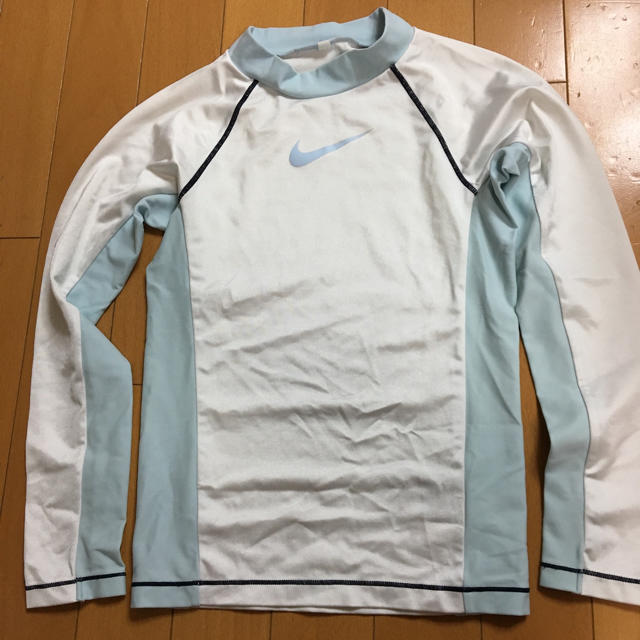 NIKE(ナイキ)の［美品］ラッシュガード キッズ ナイキ NIKE キッズ/ベビー/マタニティのキッズ服男の子用(90cm~)(水着)の商品写真