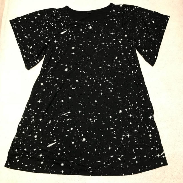 Design Tshirts Store graniph(グラニフ)のよっしー様 グラニフ 星柄 ベルスリーブワンピース 黒 レディースのワンピース(ミニワンピース)の商品写真