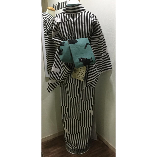 4 ストライプ モノトーン 袷 着物 仕付け付き 未着用 レディースの水着/浴衣(着物)の商品写真