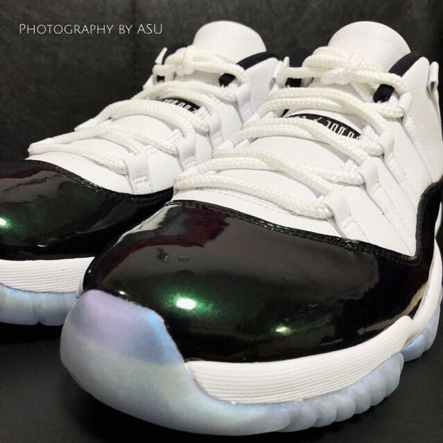 NIKE(ナイキ)のNIKE AIR JORDAN 11 LOW IRIDESCENT 希少サイズ メンズの靴/シューズ(スニーカー)の商品写真