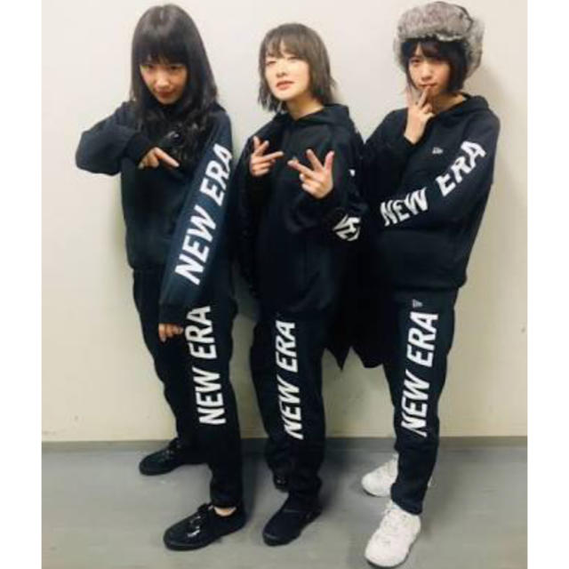 NEW ERA(ニューエラー)のS NEW ERA ウォームアップジャケット&パンツ上下セット 乃木坂46着用 スポーツ/アウトドアのランニング(ウェア)の商品写真