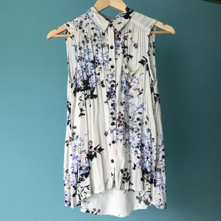 ドロシーパーキンス(DOROTHY PERKINS)の美品♡DOROTHY PERKINS フラワーノースリーブシャツ(シャツ/ブラウス(半袖/袖なし))