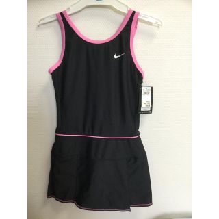 ナイキ(NIKE)の新品・未着用！ナイキ女児用水着・黒/ピンクライン・サイズ１５０(水着)