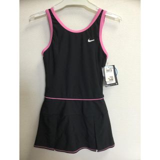 ナイキ(NIKE)の新品・未着用！ナイキ女児用水着・黒/ピンクライン・サイズ１４０(水着)