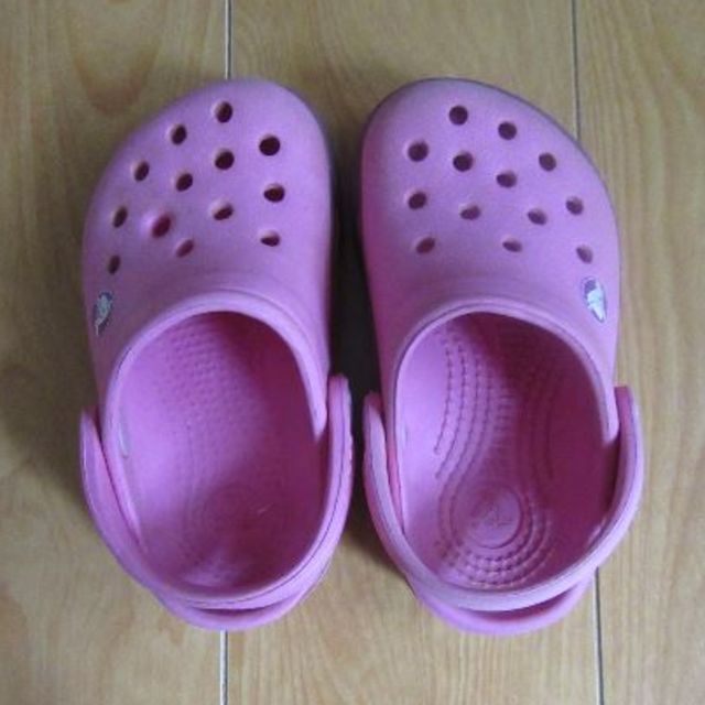 crocs(クロックス)のクロックス　サンダル　夏　13cm　女の子　ピンク　中古 キッズ/ベビー/マタニティのベビー靴/シューズ(~14cm)(サンダル)の商品写真