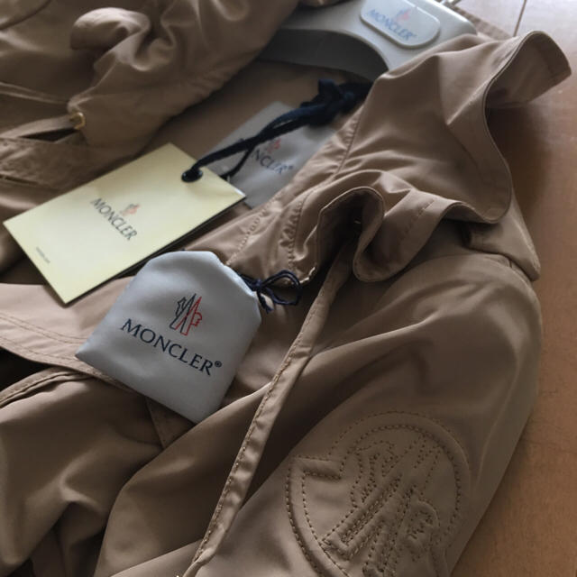 MONCLER(モンクレール)の未使用★MONCLER モンクレール スプリングコート キャメル ベージュ 正規 レディースのジャケット/アウター(スプリングコート)の商品写真