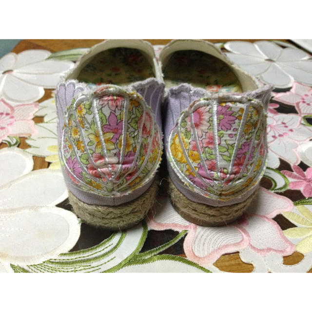 FELISSIMO(フェリシモ)のフェリシモ✨貝殻と花柄のスリッポン✨ レディースの靴/シューズ(スニーカー)の商品写真
