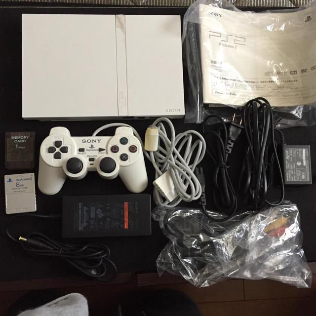 PlayStation2(プレイステーション2)のPS2 ホワイト エンタメ/ホビーのゲームソフト/ゲーム機本体(家庭用ゲーム機本体)の商品写真