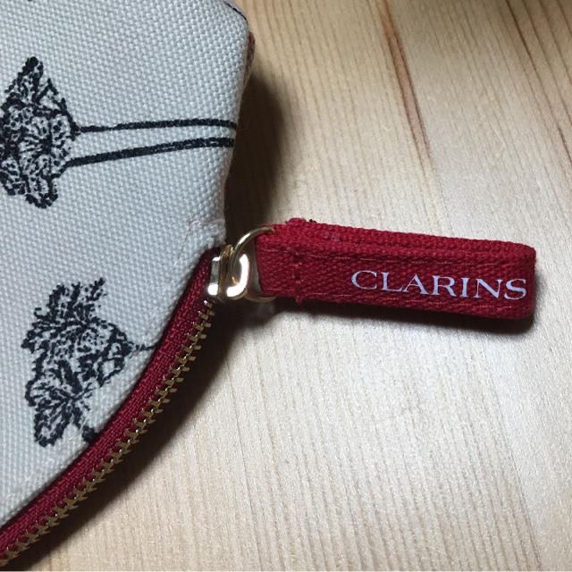 CLARINS(クラランス)の新品未使用品 クラランス 2016年ノベルティポーチ レディースのファッション小物(ポーチ)の商品写真