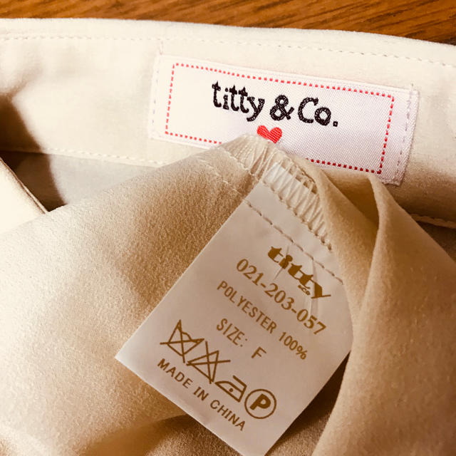 titty&co(ティティアンドコー)の新品♡フロント上品フリル♡ レディースのトップス(シャツ/ブラウス(半袖/袖なし))の商品写真