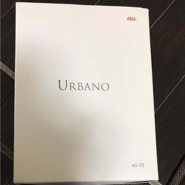 au(エーユー)のau Urbano L01 卓上充電器 +液晶フィルム2枚組+説明書 スマホ/家電/カメラのスマートフォン/携帯電話(バッテリー/充電器)の商品写真