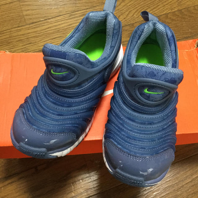 NIKE(ナイキ)の新品❤️NIKE ナイキダイナモスニーカー フリー 22cm キッズ/ベビー/マタニティのキッズ靴/シューズ(15cm~)(スニーカー)の商品写真