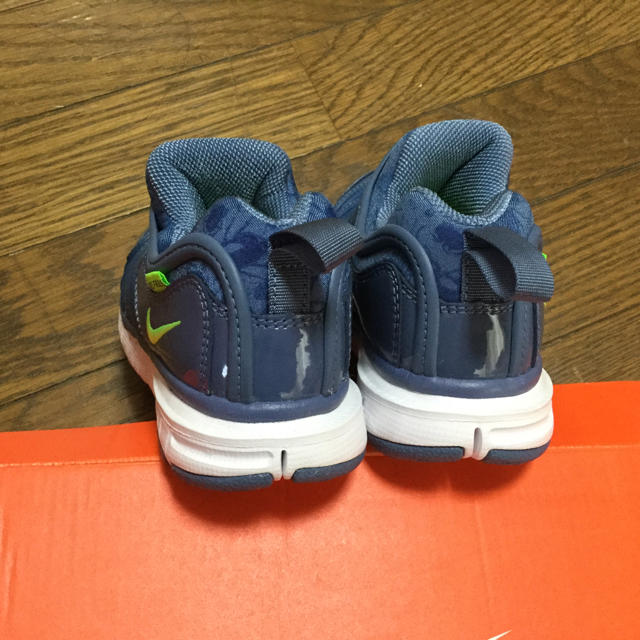 NIKE(ナイキ)の新品❤️NIKE ナイキダイナモスニーカー フリー 22cm キッズ/ベビー/マタニティのキッズ靴/シューズ(15cm~)(スニーカー)の商品写真