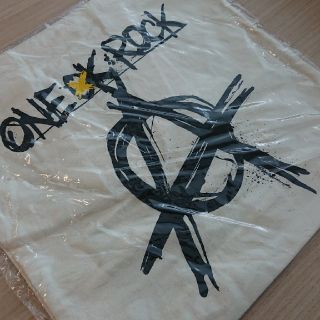 ワンオクロック(ONE OK ROCK)のONE OK ROCK  トートバッグ(WHITE)(ミュージシャン)