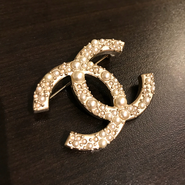 CHANEL(シャネル)のChanel シャネル パール ブローチ  レディースのアクセサリー(ブローチ/コサージュ)の商品写真