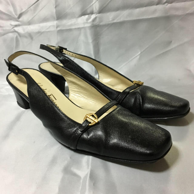 Salvatore Ferragamo(サルヴァトーレフェラガモ)の美品フェラガモ バックストラップパンプス6Dブラック レディースの靴/シューズ(ハイヒール/パンプス)の商品写真