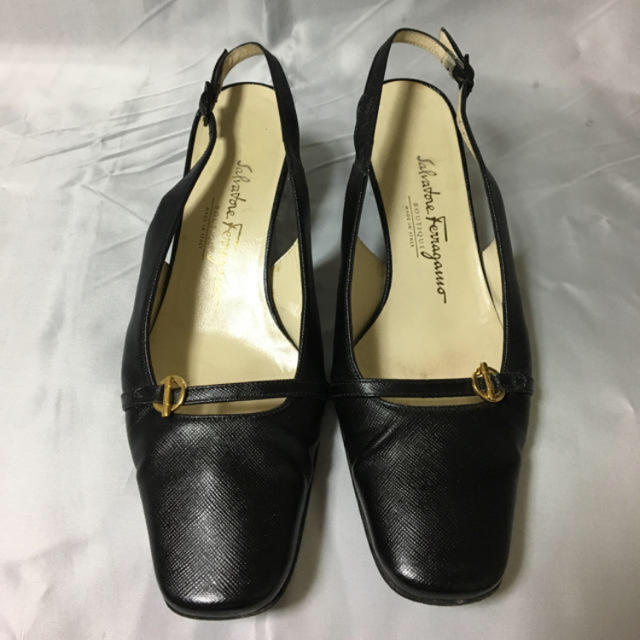 Salvatore Ferragamo(サルヴァトーレフェラガモ)の美品フェラガモ バックストラップパンプス6Dブラック レディースの靴/シューズ(ハイヒール/パンプス)の商品写真