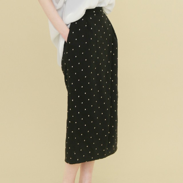 KBF(ケービーエフ)のKBF  ドット刺繍タイトスカート　新品タグつき レディースのスカート(ひざ丈スカート)の商品写真