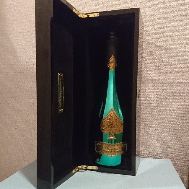Dom Pérignon(ドンペリニヨン)のアルマンドグリーン マスターズエディション空き瓶箱セット！ 食品/飲料/酒の酒(シャンパン/スパークリングワイン)の商品写真