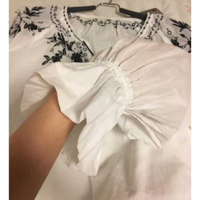 URBAN RESEARCH(アーバンリサーチ)のurban research 花 刺繍 ブラウス ホワイト シャツ レディースのトップス(シャツ/ブラウス(長袖/七分))の商品写真