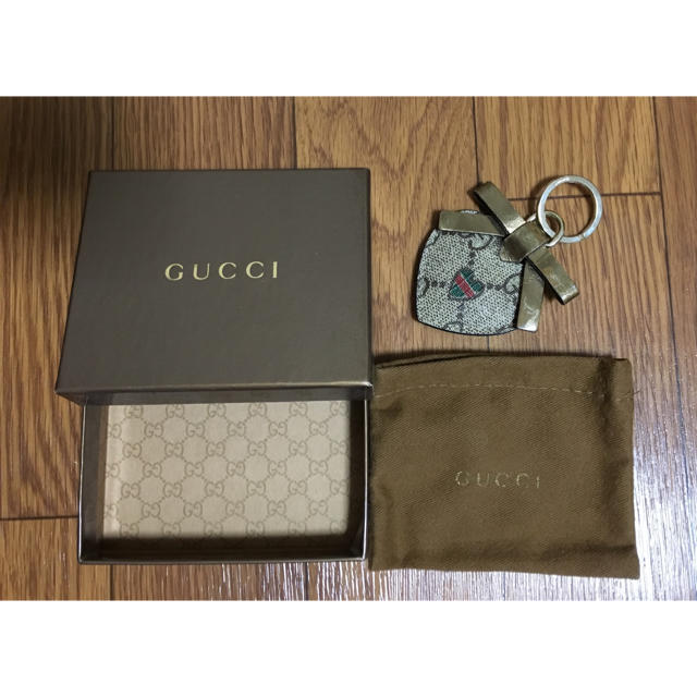 Gucci(グッチ)のGUCCI グッチ バレンタイン限定 ハート リボン キーホルダー レディースのファッション小物(キーホルダー)の商品写真