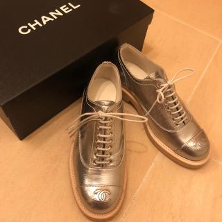 シャネル(CHANEL)の専用シャネル正規 2016未使用 シルバーシューズ(ローファー/革靴)