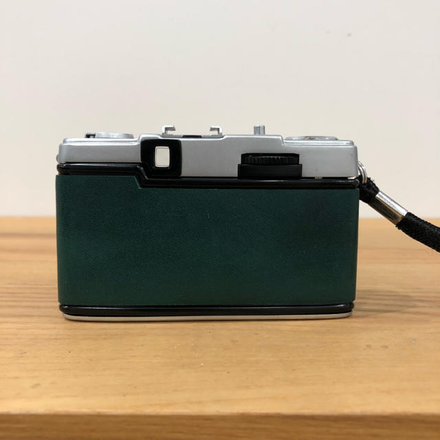 OLYMPUS(オリンパス)の【整備済・完動品】 OLYMPUS PEN EE-3 ダークグリーン スマホ/家電/カメラのカメラ(フィルムカメラ)の商品写真