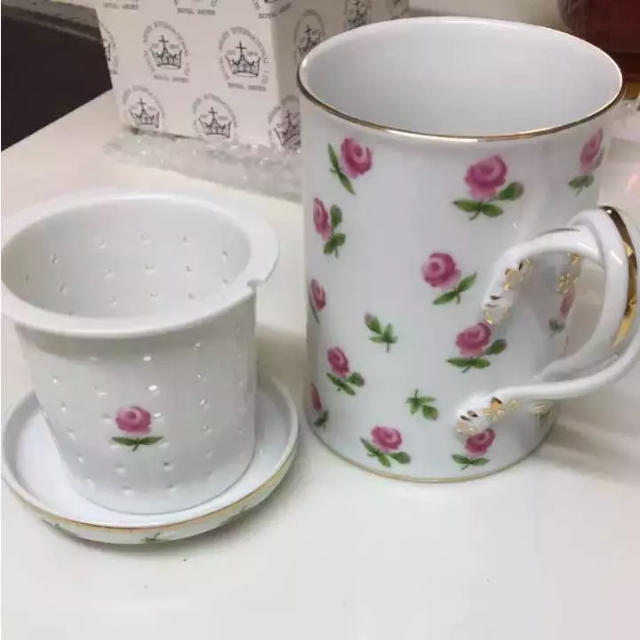 ROYAL ALBERT(ロイヤルアルバート)のロイヤルアーデン蓋つき マグカップ 未使用 インテリア/住まい/日用品のキッチン/食器(食器)の商品写真