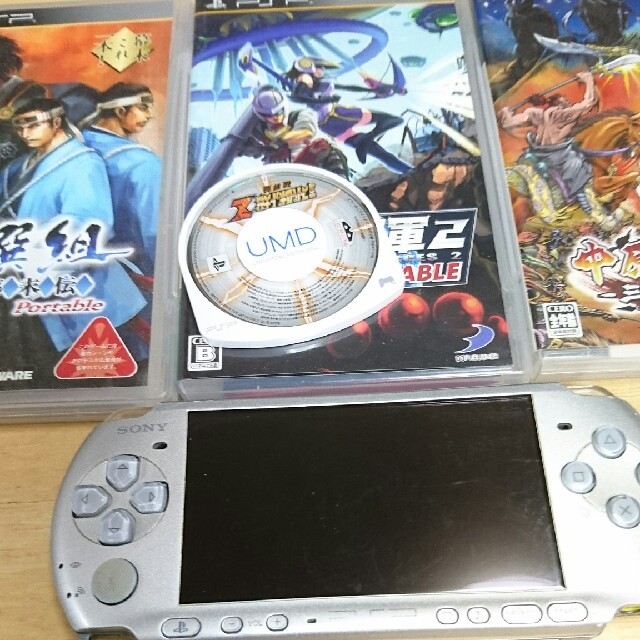 PlayStation Portable(プレイステーションポータブル)のPSP-3000本体+ソフト4本付き。 エンタメ/ホビーのゲームソフト/ゲーム機本体(携帯用ゲーム機本体)の商品写真