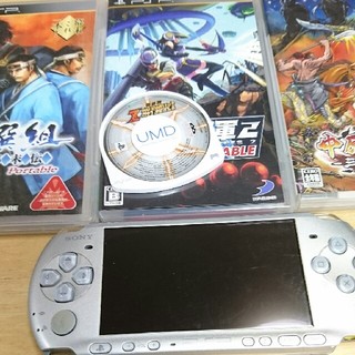 プレイステーションポータブル(PlayStation Portable)のPSP-3000本体+ソフト4本付き。(携帯用ゲーム機本体)