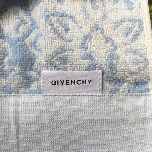 GIVENCHY(ジバンシィ)のGIVENCHY ハンドタオル 値下げ インテリア/住まい/日用品の日用品/生活雑貨/旅行(タオル/バス用品)の商品写真