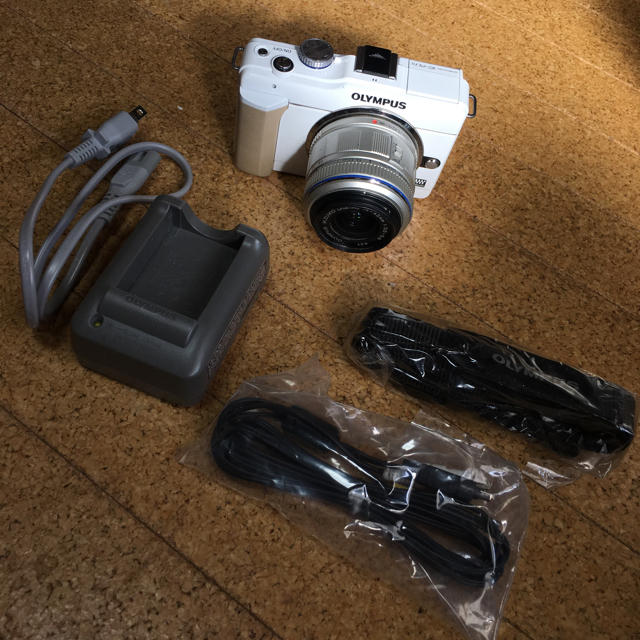 OLYMPUS(オリンパス)のOLYMPUS e-pl1s スマホ/家電/カメラのカメラ(デジタル一眼)の商品写真