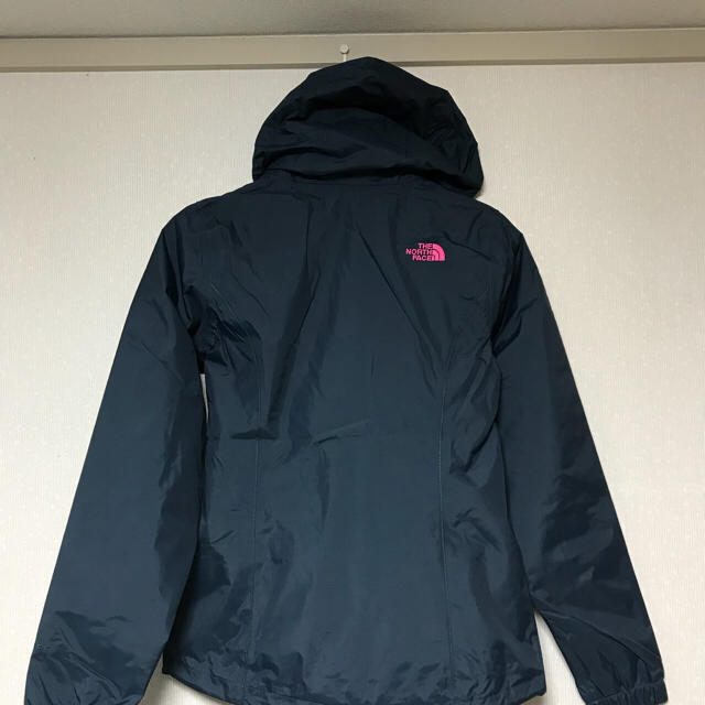 THE NORTH FACE(ザノースフェイス)の★海外限定ノースフェイスマウンテンパーカー紺ピンクM★ウインドブレーカー★防水 レディースのジャケット/アウター(ナイロンジャケット)の商品写真