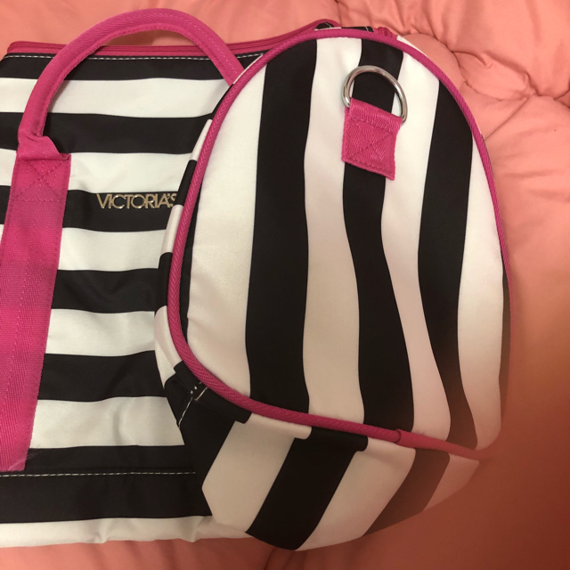 Victoria's Secret(ヴィクトリアズシークレット)のヴィクトリアシークレット pinkボーダー 大容量2way ボストンバッグ 新品 レディースのバッグ(ボストンバッグ)の商品写真