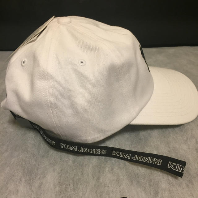 KIM JONES(キムジョーンズ)の完売 KIM JONES × GU コラボ キャップ 白 新品 キムジョーンズ メンズの帽子(キャップ)の商品写真