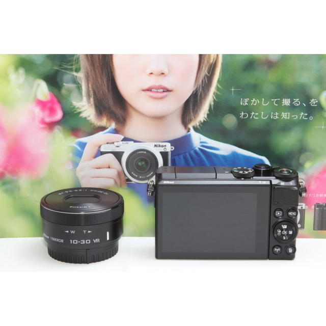 Nikon(ニコン)の❤️Wi-Fi＆自撮り最新モデル❤️Nikon 1 J5 電動レンズキットBLK スマホ/家電/カメラのカメラ(ミラーレス一眼)の商品写真