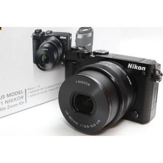 ニコン(Nikon)の❤️Wi-Fi＆自撮り最新モデル❤️Nikon 1 J5 電動レンズキットBLK(ミラーレス一眼)