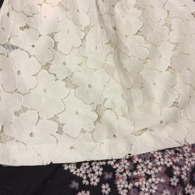［値下げ中］花柄レーススカート ホワイト レディースのスカート(ミニスカート)の商品写真