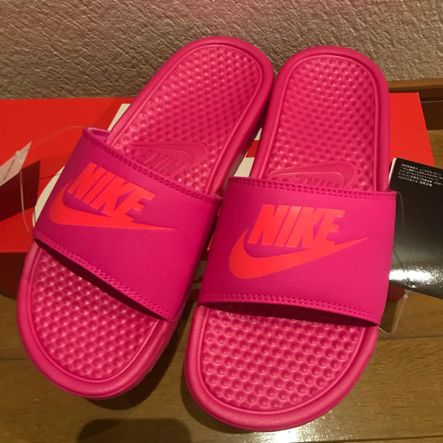 NIKE(ナイキ)の新品レアNIKE ナイキ べナッシ 25cm ユニセックス 蛍光ピンク オレンジ レディースの靴/シューズ(サンダル)の商品写真