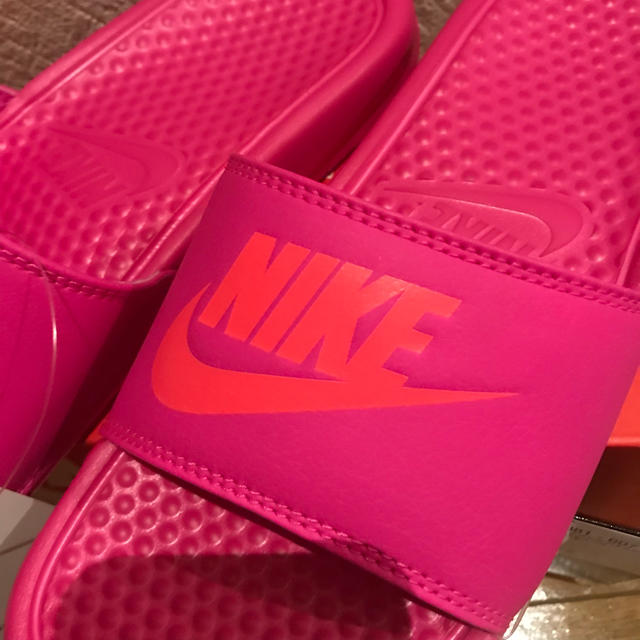 NIKE(ナイキ)の新品レアNIKE ナイキ べナッシ 25cm ユニセックス 蛍光ピンク オレンジ レディースの靴/シューズ(サンダル)の商品写真