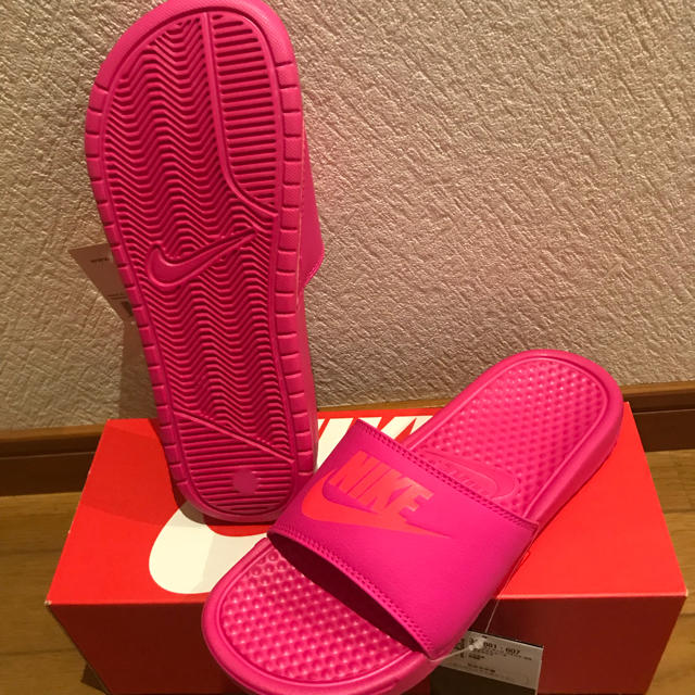 NIKE(ナイキ)の新品レアNIKE ナイキ べナッシ 25cm ユニセックス 蛍光ピンク オレンジ レディースの靴/シューズ(サンダル)の商品写真