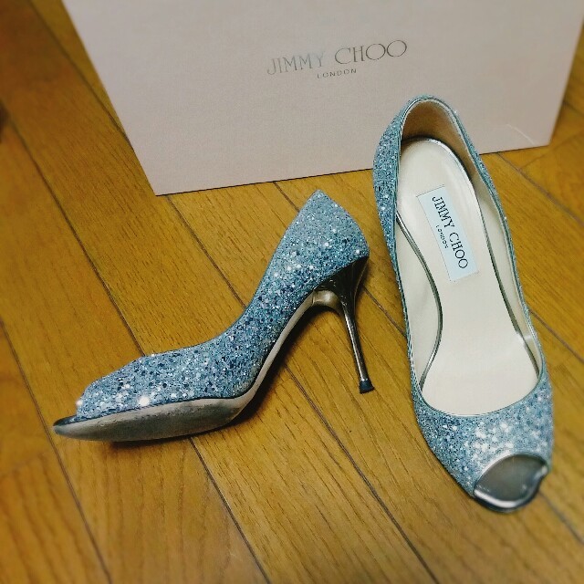 JIMMY CHOO(ジミーチュウ)のサイズ35.5   ジミーチュウ　シルバーグリッターパンプス レディースの靴/シューズ(ハイヒール/パンプス)の商品写真