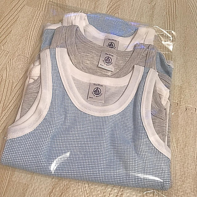 PETIT BATEAU(プチバトー)のプチバトー 18SS カラー&プリントノースリーブボディ3枚組 24m 新品 キッズ/ベビー/マタニティのベビー服(~85cm)(肌着/下着)の商品写真