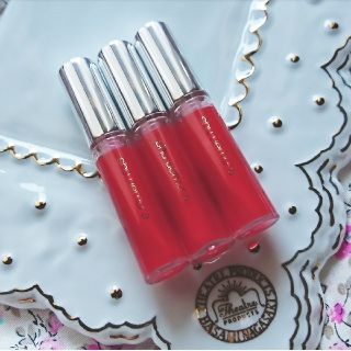 シュウウエムラ(shu uemura)のシュウウエムラ グロス アンリミテッド RD20C 未使用 新品 3本セット(リップグロス)